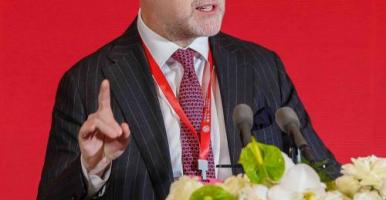 Cornell Arts & Sciences dean Peter Loewen speaks at the Cornell-China Forum in Shanghai November 2025