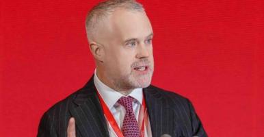 Cornell Arts & Sciences dean Peter Loewen speaks at the Cornell-China Forum in Shanghai November 2025