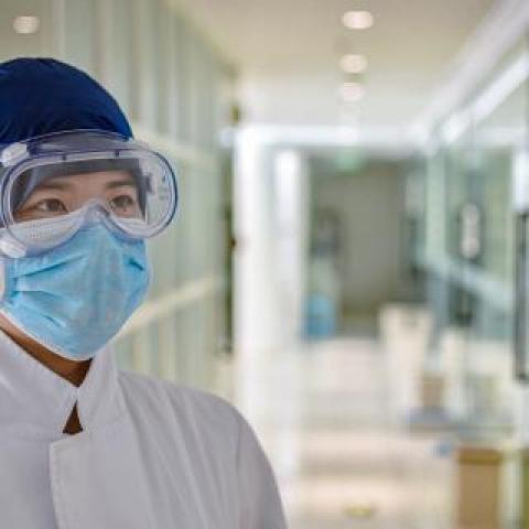 Chinese doctor wears mask in hospital