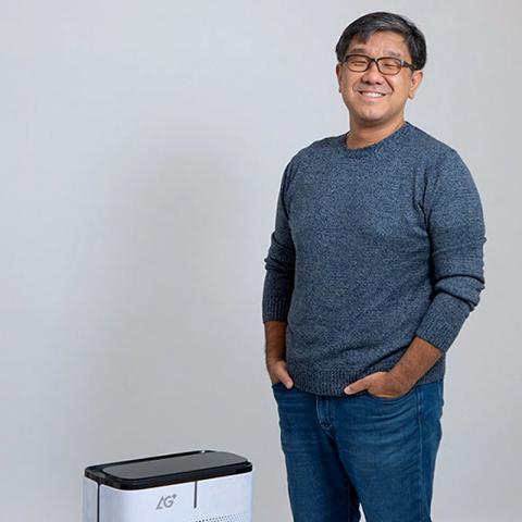 Phil Yuen ’00 with one of Aurabeat’s stand-alone air purifiers.